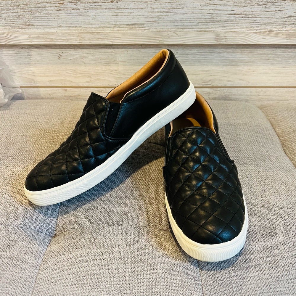 A new Day Womens size 9 leather like with quilted pattern slip ons